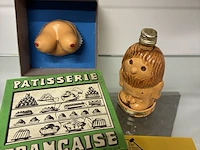 Lot 210 - novelty-item borsten + drankflesje adam