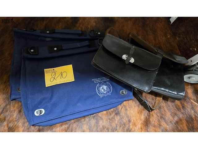 Lot 210 - politie tassen, 2 stoffen en 2 lederen - afbeelding 1 van  4