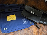 Lot 210 - politie tassen, 2 stoffen en 2 lederen - afbeelding 1 van  4