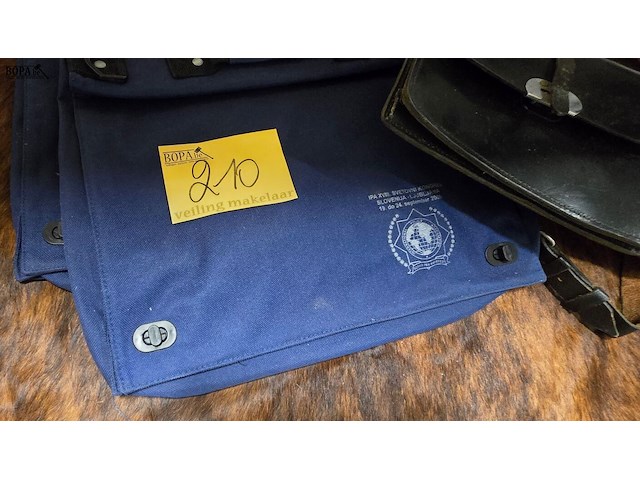 Lot 210 - politie tassen, 2 stoffen en 2 lederen - afbeelding 2 van  4