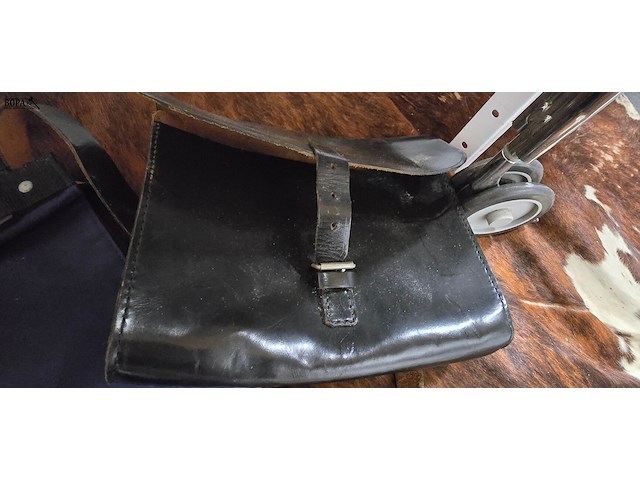 Lot 210 - politie tassen, 2 stoffen en 2 lederen - afbeelding 4 van  4