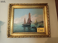 Lot 210 - schilderij boten aan de rotsen - afbeelding 1 van  4
