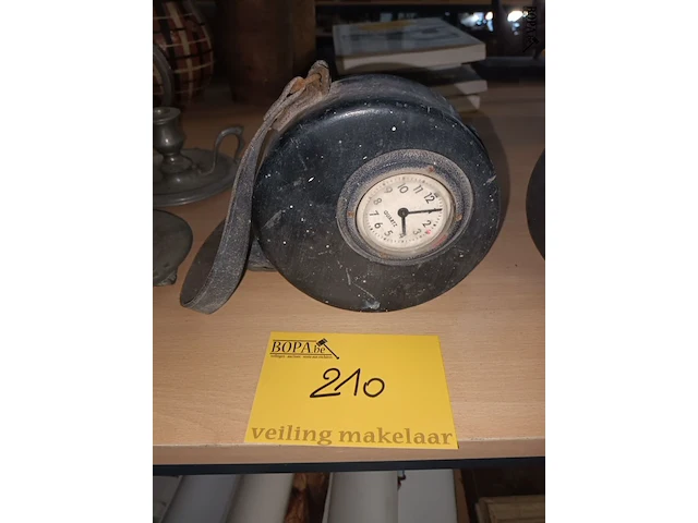 Lot 210 - vintage nachtwachtklok - afbeelding 1 van  3