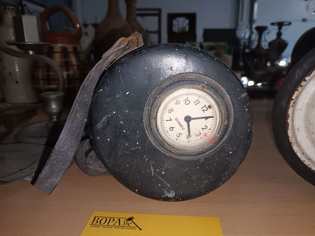 Lot 210 - vintage nachtwachtklok - afbeelding 2 van  3