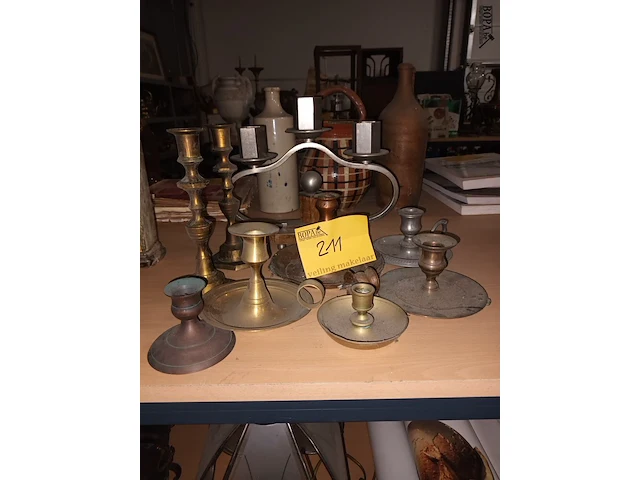 Lot 211 - antieke blakers en kandelaars. 9 stuks - afbeelding 1 van  3