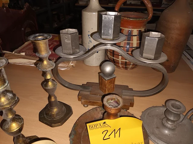Lot 211 - antieke blakers en kandelaars. 9 stuks - afbeelding 2 van  3