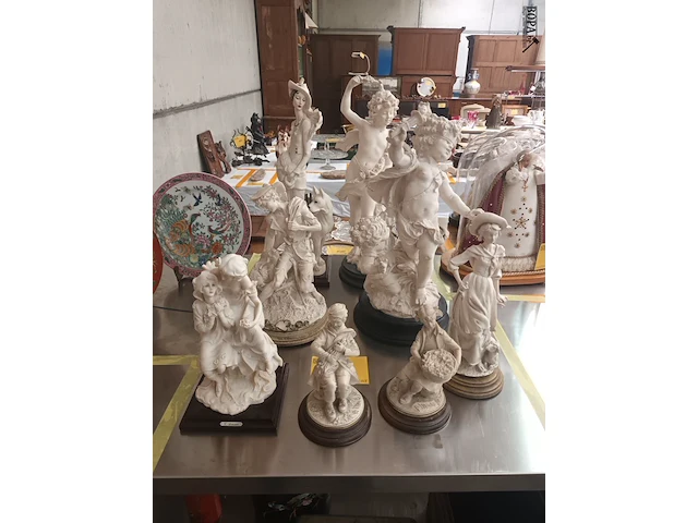 Lot 211 - beelden. 8 stuks - afbeelding 1 van  11