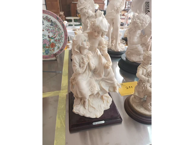 Lot 211 - beelden. 8 stuks - afbeelding 4 van  11