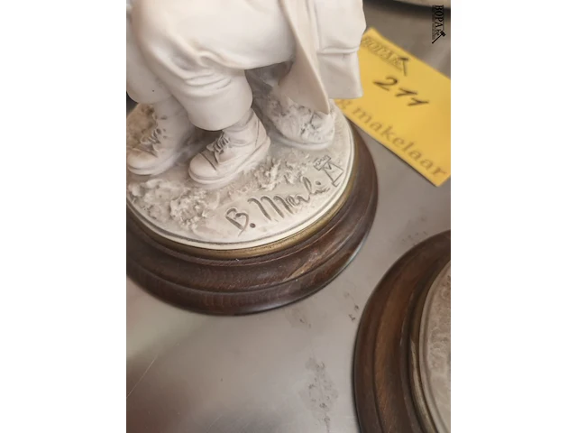 Lot 211 - beelden. 8 stuks - afbeelding 7 van  11
