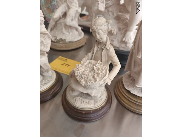 Lot 211 - beelden. 8 stuks - afbeelding 8 van  11