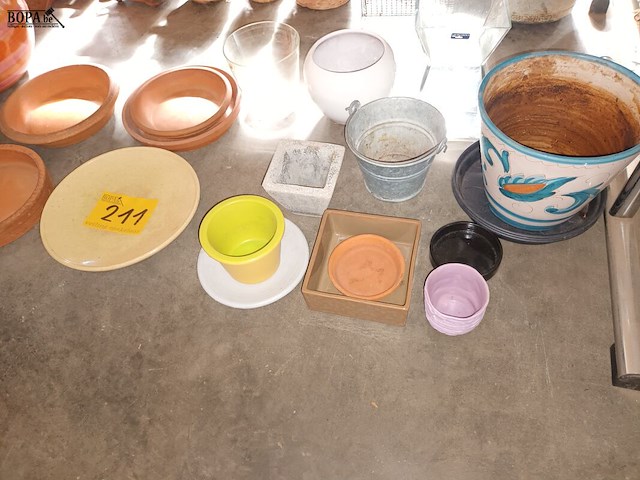 Lot 211 - bloempotten. 20 stuks - afbeelding 2 van  3