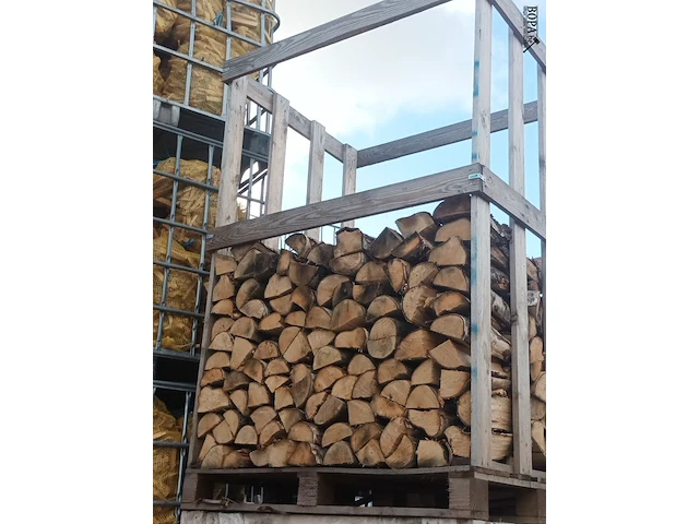 Lot 211 - houten kist met brandhout - afbeelding 1 van  3
