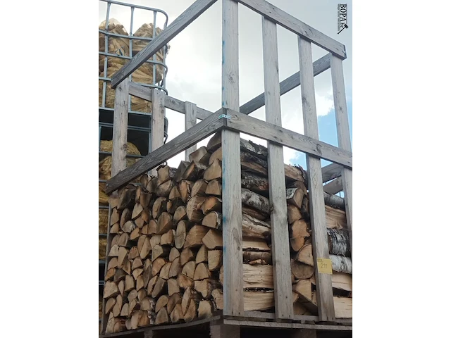 Lot 211 - houten kist met brandhout - afbeelding 2 van  3