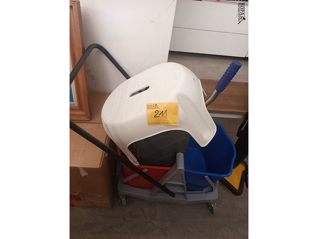 Lot 211 - opstapje en poetswagen - afbeelding 3 van  3