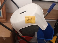 Lot 211 - opstapje en poetswagen - afbeelding 3 van  3