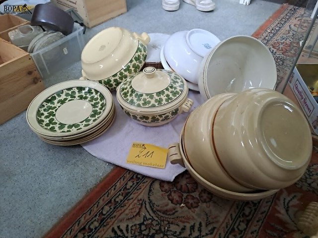 Lot 211 - vintage boch servies: diverse serveerkommen, 6 borden, soept - afbeelding 1 van  6