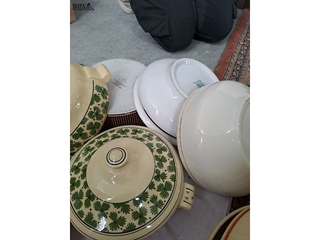 Lot 211 - vintage boch servies: diverse serveerkommen, 6 borden, soept - afbeelding 4 van  6