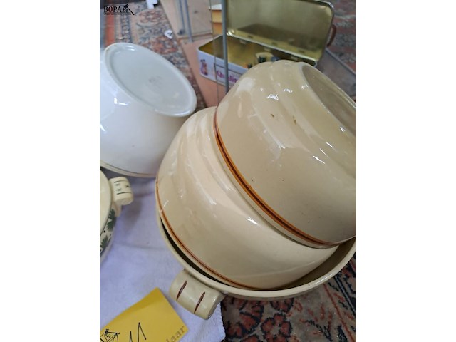 Lot 211 - vintage boch servies: diverse serveerkommen, 6 borden, soept - afbeelding 5 van  6