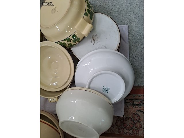 Lot 211 - vintage boch servies: diverse serveerkommen, 6 borden, soept - afbeelding 6 van  6