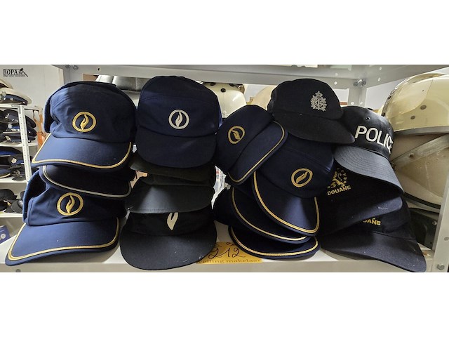 Lot 212 - belgië 15 petten - afbeelding 1 van  5