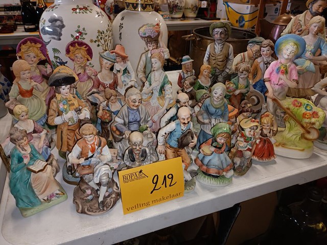 Lot 212 - biscuit beelden. 35 stuks - afbeelding 1 van  5
