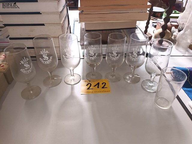 Lot 212 - glazen pils staceghem. 8 stuks - afbeelding 1 van  3