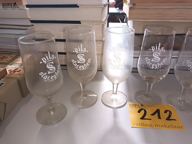 Lot 212 - glazen pils staceghem. 8 stuks - afbeelding 2 van  3