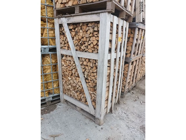 Lot 212 - houten kist met brandhout - afbeelding 1 van  3
