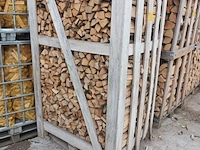 Lot 212 - houten kist met brandhout