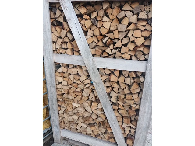 Lot 212 - houten kist met brandhout - afbeelding 2 van  3
