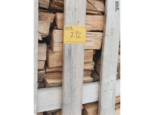 Lot 212 - houten kist met brandhout - afbeelding 3 van  3