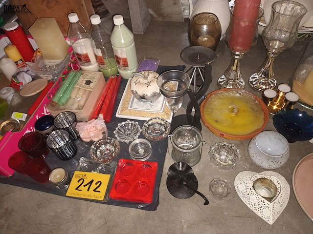 Lot 212 - kaarsen en kaarsenhouders - afbeelding 1 van  4