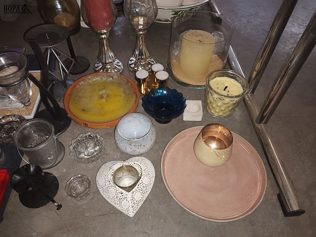 Lot 212 - kaarsen en kaarsenhouders - afbeelding 2 van  4