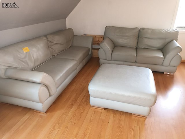 Lot 212 - lederen salon - afbeelding 1 van  5