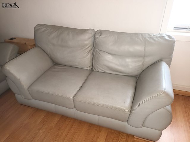 Lot 212 - lederen salon - afbeelding 2 van  5