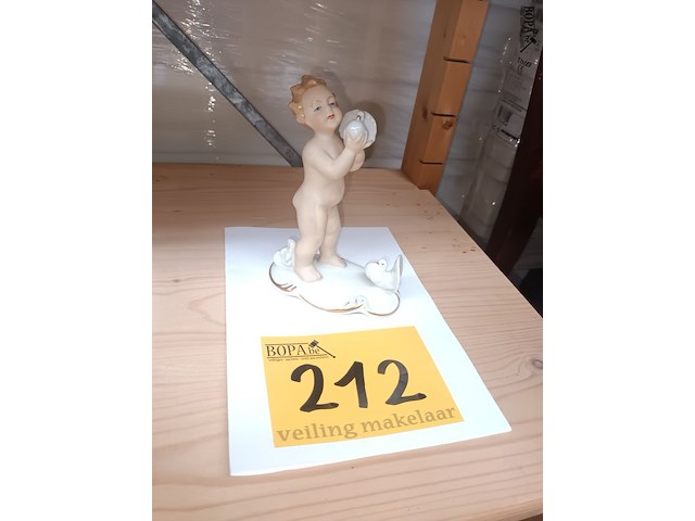 Lot 212 - porseleinen beeldje kindjes met duiven - afbeelding 1 van  4