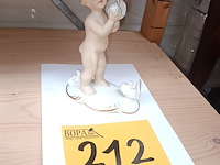 Lot 212 - porseleinen beeldje kindjes met duiven - afbeelding 1 van  4