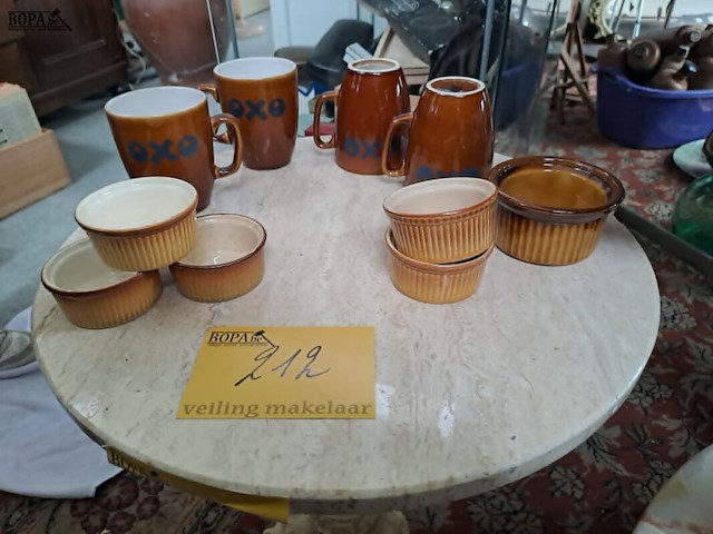 Lot 212 - servies boch getekend: oxo tassen en dessert serveerpotjes - afbeelding 1 van  1