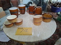 Lot 212 - servies boch getekend: oxo tassen en dessert serveerpotjes - afbeelding 1 van  1