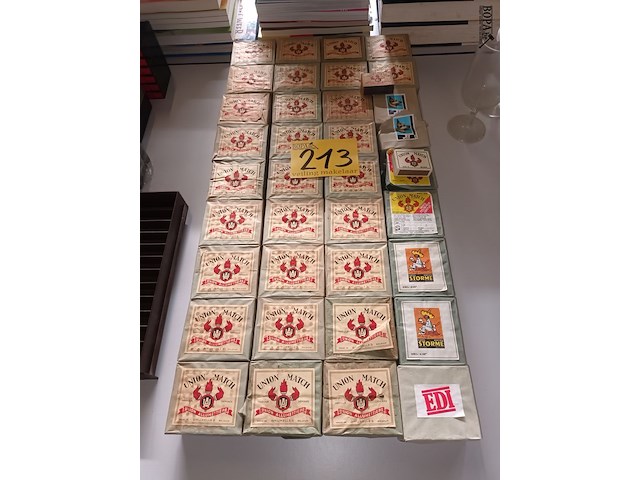 Lot 213 - antiek lucifers. 36 pakjes union match - afbeelding 1 van  3
