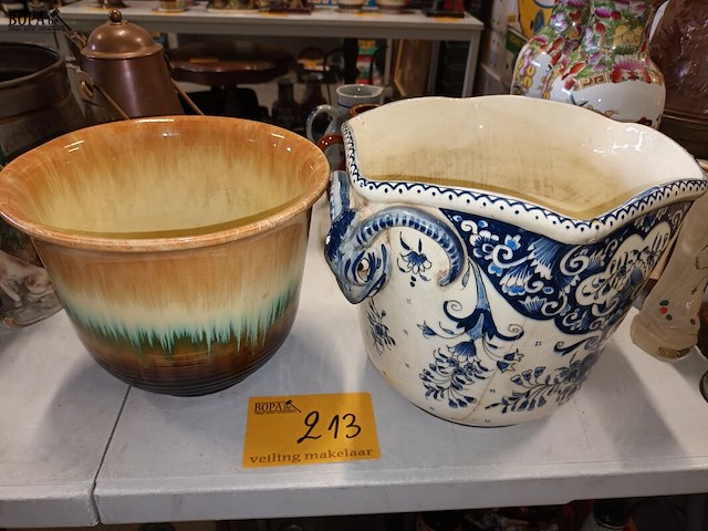 Lot 213 - bloempotten. 2 stuks - afbeelding 1 van  3