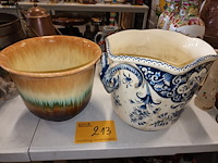 Lot 213 - bloempotten. 2 stuks - afbeelding 1 van  3