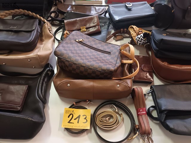 Lot 213 - handtassen en portefeuilles. 24 stuks - afbeelding 1 van  5