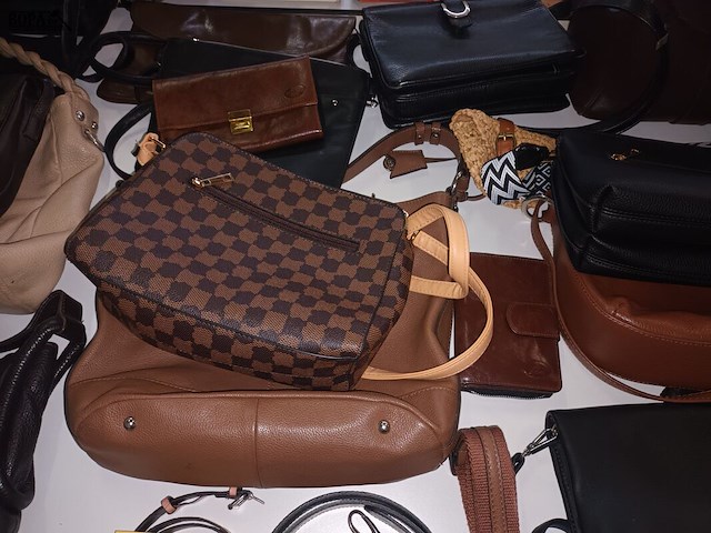 Lot 213 - handtassen en portefeuilles. 24 stuks - afbeelding 4 van  5