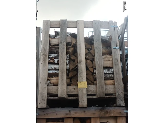 Lot 213 - houten kist met brandhout - afbeelding 1 van  4