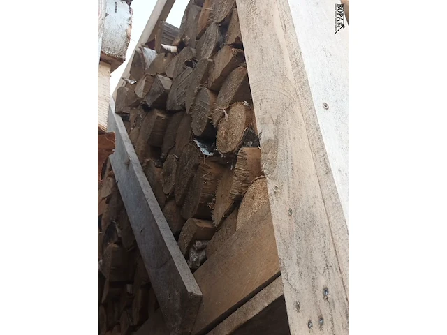 Lot 213 - houten kist met brandhout - afbeelding 3 van  4
