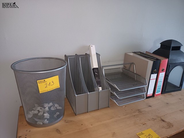 Lot 213 - kantoormateriaal en windlicht - afbeelding 1 van  4