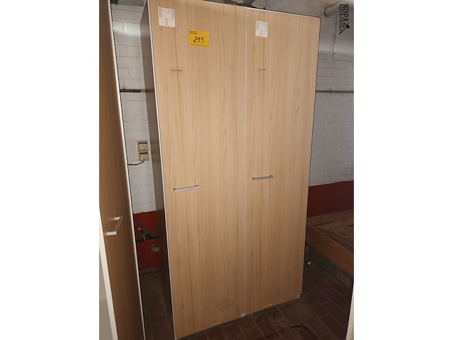 Lot 213 - kast met 2 deuren - afbeelding 2 van  2