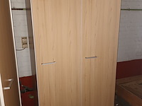 Lot 213 - kast met 2 deuren - afbeelding 2 van  2