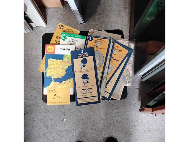 Lot 213 - lot oude wegenkaarten michelin en shell - verzamelitems - afbeelding 1 van  1